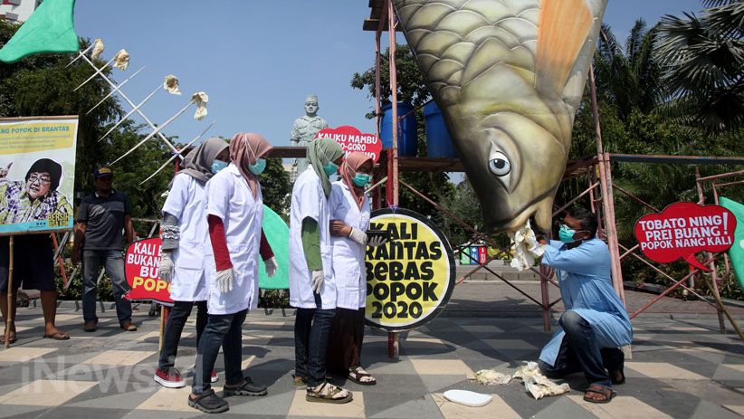 Aktivis Lingkungan Bawa Ikan Raksasa Keracunan Popok Bayi - Bagian 2