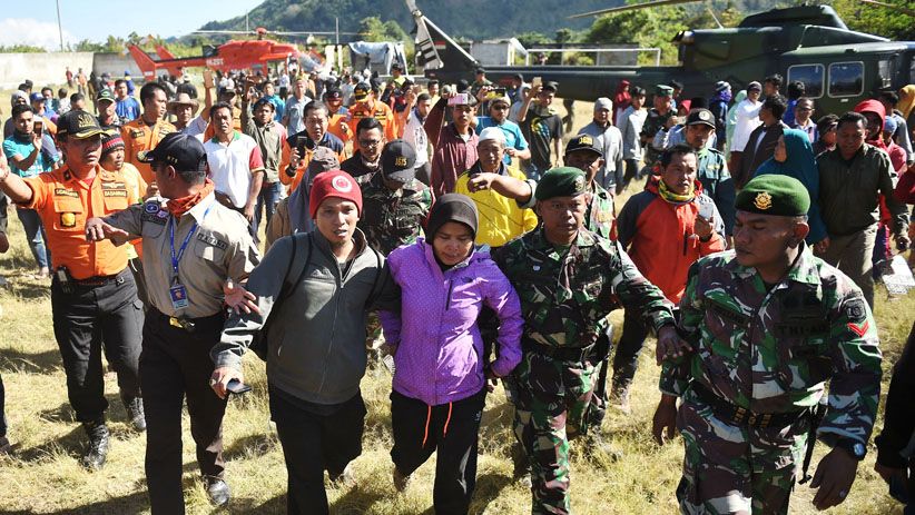 3 Pendaki yang Terjebak di Gunung Rinjani Dievakuasi dengan Helikopter - Bagian 3