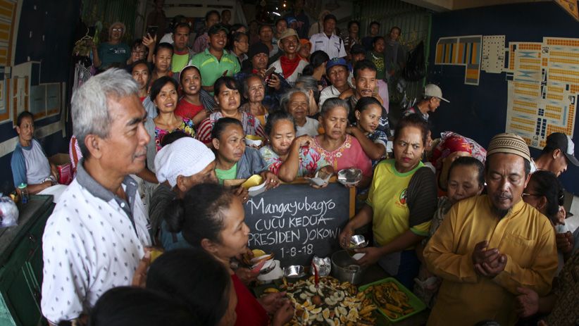 Pedagang Pasar Legi Solo Merayakan Kelahiran Cucu Presiden Jokowi - Bagian 1