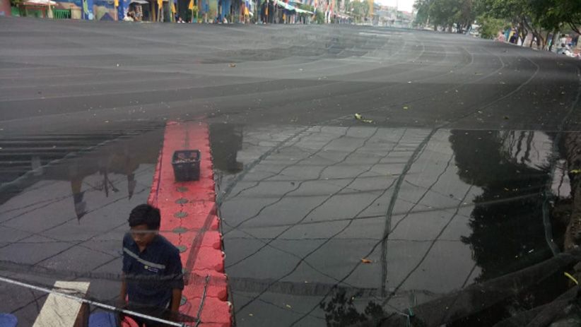 Warna-Warni Waring Kali Item Dipasang Lampu Hias di Malam Hari - Bagian 3