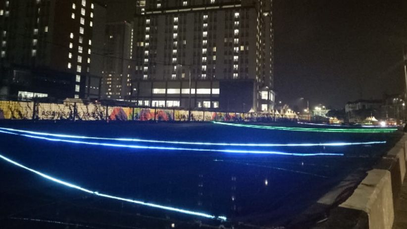 Warna-Warni Waring Kali Item Dipasang Lampu Hias di Malam Hari - Bagian 2