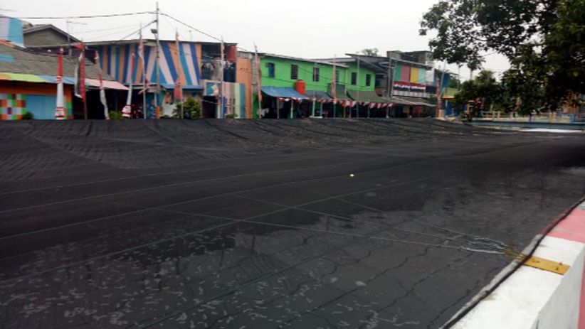 Warna-Warni Waring Kali Item Dipasang Lampu Hias di Malam Hari - Bagian 4