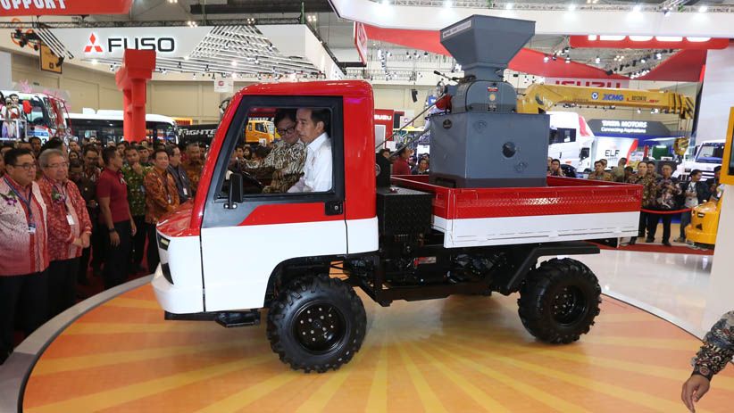 Jokowi Jajal Kendaraan Pedesaan AMMDes di Pembukaan GIIAS 2018 - Bagian 2