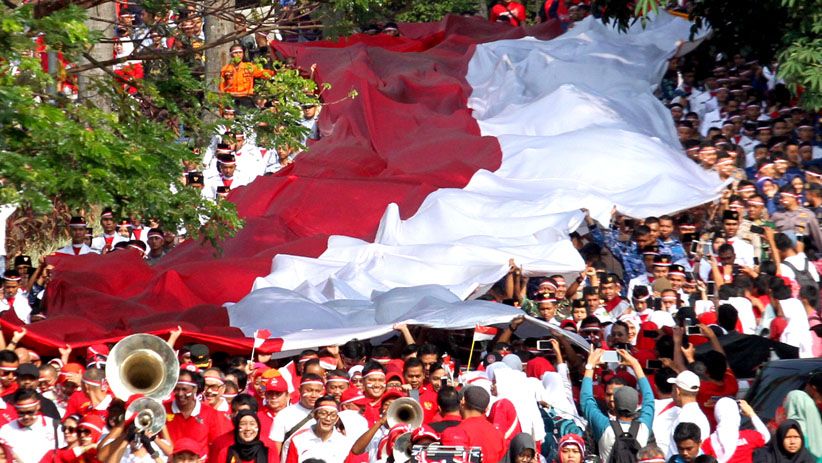 Ribuan Warga, TNI dan Polri Bawa Bendera Merah Putih Berukuran 100 Meter - Bagian 1