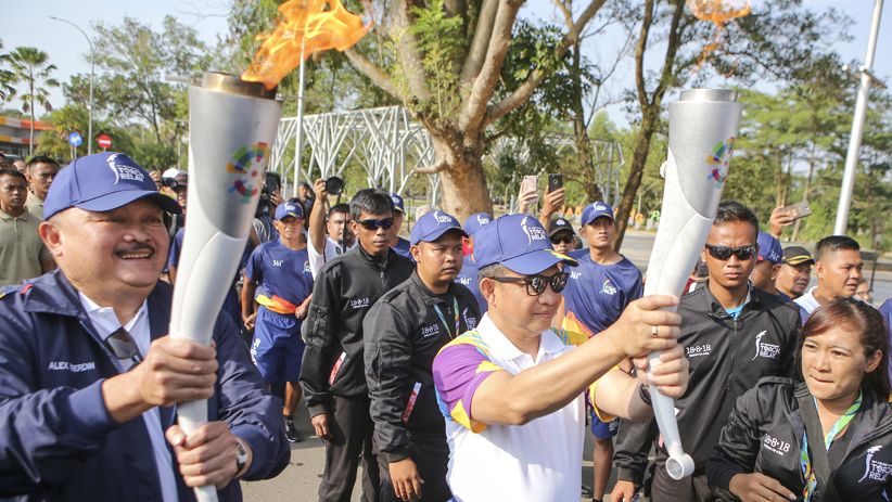 Penerjun Payung TNI AU Bawa Obor Asian Games 2018 Keliling Palembang - Bagian 3