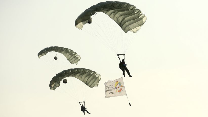 Penerjun Payung TNI AU Bawa Obor Asian Games 2018 Keliling Palembang - Bagian 1