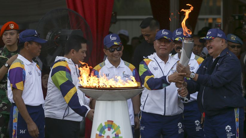 Penerjun Payung TNI AU Bawa Obor Asian Games 2018 Keliling Palembang - Bagian 2
