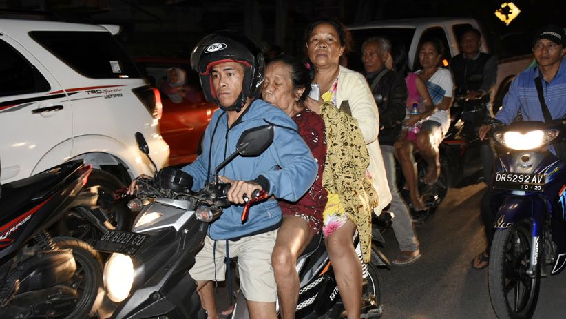 Gempa Lombok 7 SR, Warga Panik Berhamburan ke Jalan - Bagian 1