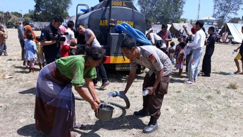 Polda NTB Salurkan Air Bersih untuk Korban Gempa Lombok - Bagian 1