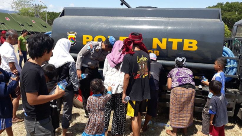 Polda NTB Salurkan Air Bersih untuk Korban Gempa Lombok - Bagian 3