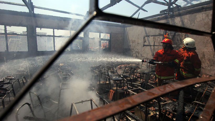 Kebakaran di SMPN 21 Surabaya Menghanguskan 82 Unit Komputer  - Bagian 1