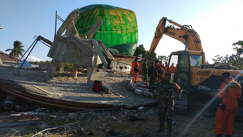 Tim SAR Gabungan Evakuasi Jamaah Tertimbun Masjid Roboh di Lombok Utara - Bagian 2