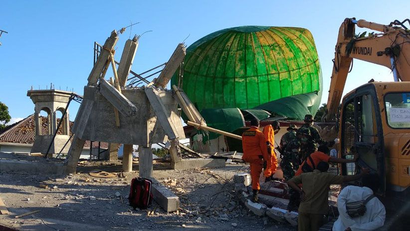 Tim SAR Gabungan Evakuasi Jamaah Tertimbun Masjid Roboh di Lombok Utara - Bagian 3