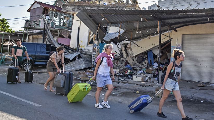 Pascagempa, Wisatawan Asing Tinggalkan Kawasan Wisata Lombok - Bagian 1