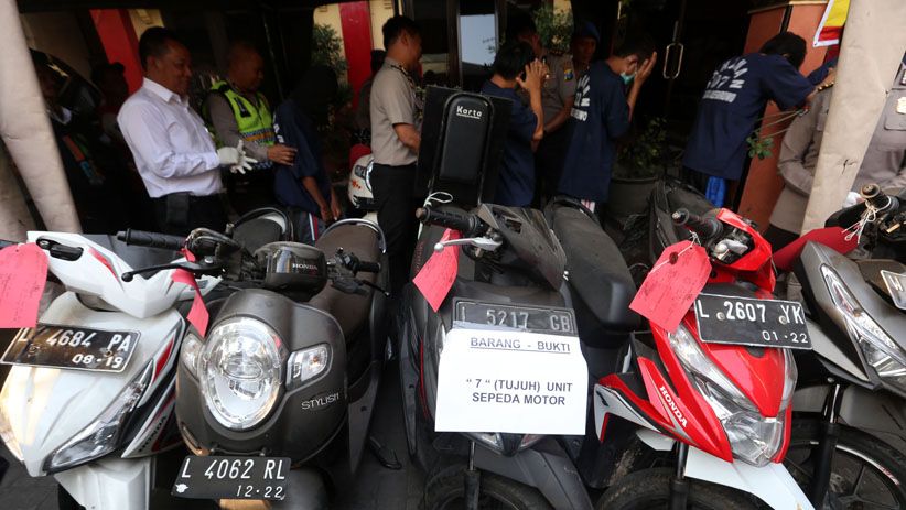 Tim Reskrim Polsek Asemrowo Ringkus Penadah Motor dan Helm Curian - Bagian 4