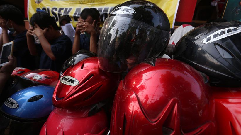 Tim Reskrim Polsek Asemrowo Ringkus Penadah Motor dan Helm Curian - Bagian 3