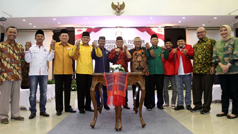 Sekjen Parpol Pendukung Jokowi Datangi KPU, Siapkan Pendaftaran Capres-Cawapres - Bagian 4