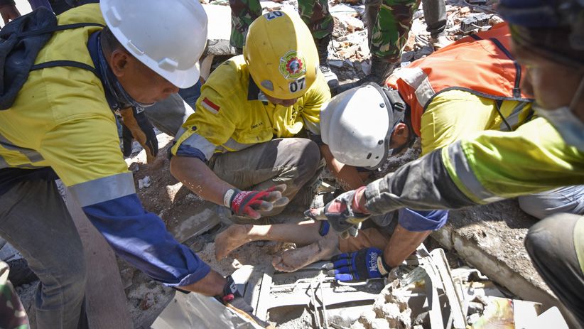 Korban Gempa Ditemukan Selamat setelah 2 Hari Tertimbun Bangunan - Bagian 1