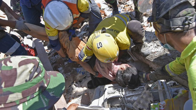 Korban Gempa Ditemukan Selamat setelah 2 Hari Tertimbun Bangunan - Bagian 2