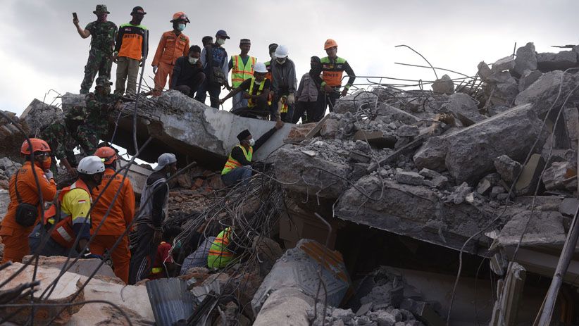 Melihat Proses Pencarian Korban Gempa Tertimbun Reruntuhan Bangunan Masjid - Bagian 1