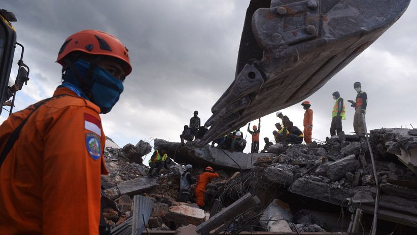 Melihat Proses Pencarian Korban Gempa Tertimbun Reruntuhan Bangunan Masjid - Bagian 2