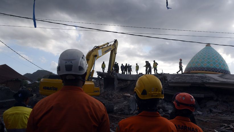 Melihat Proses Pencarian Korban Gempa Tertimbun Reruntuhan Bangunan Masjid - Bagian 3