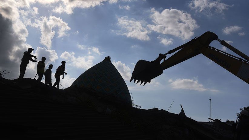Melihat Proses Pencarian Korban Gempa Tertimbun Reruntuhan Bangunan Masjid - Bagian 4