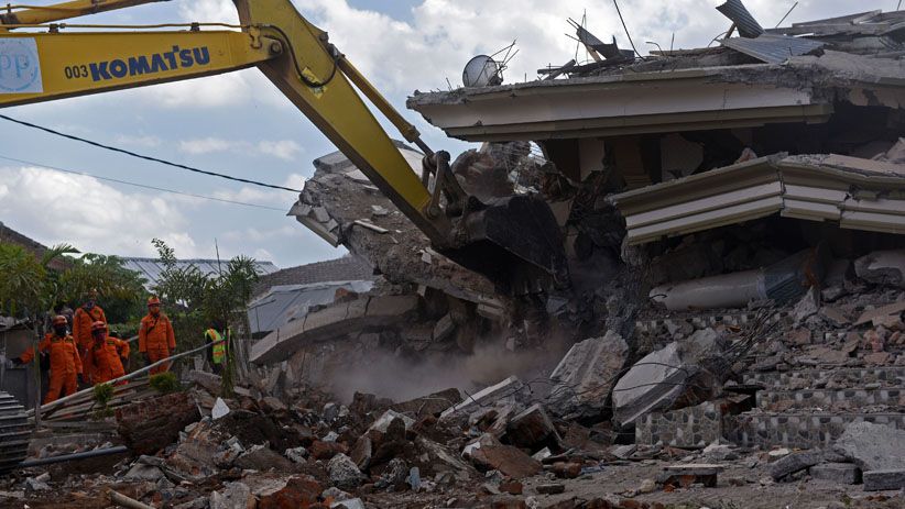 Melihat Proses Pencarian Korban Gempa Tertimbun Reruntuhan Bangunan Masjid - Bagian 5