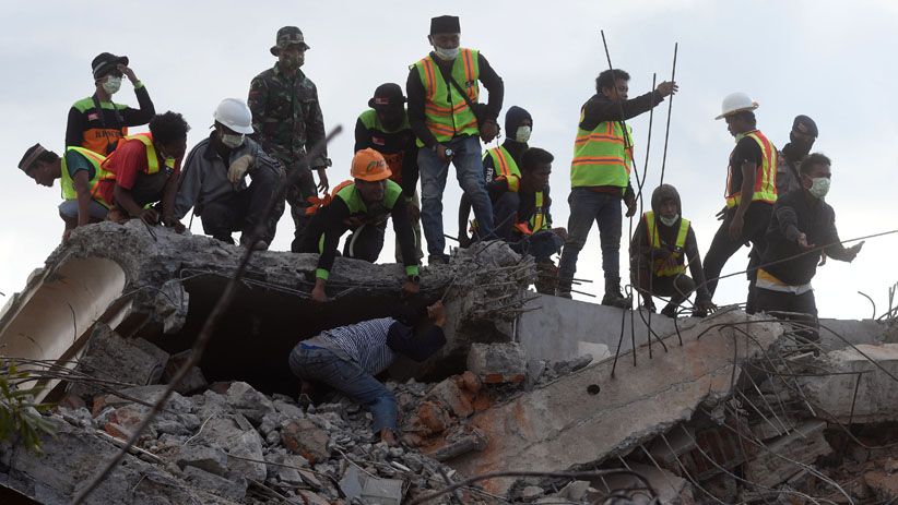 Melihat Proses Pencarian Korban Gempa Tertimbun Reruntuhan Bangunan Masjid - Bagian 6