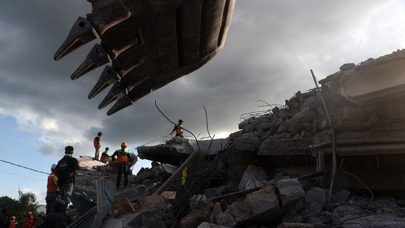 Melihat Proses Pencarian Korban Gempa Tertimbun Reruntuhan Bangunan Masjid - Bagian 7