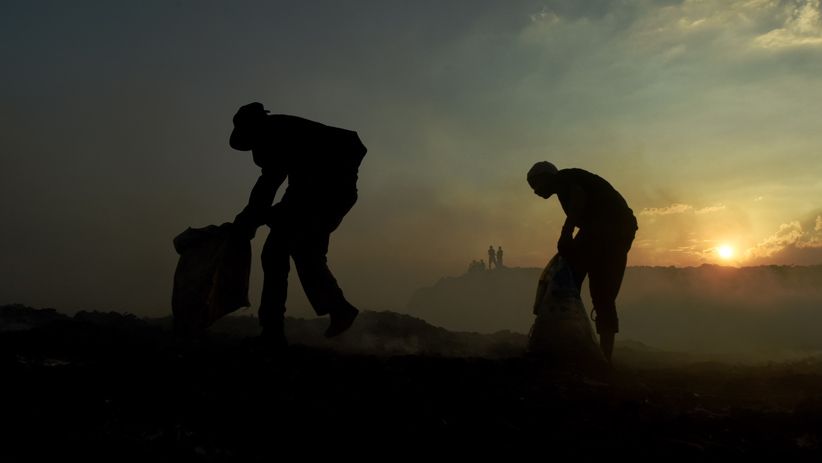Gunung Sampah di TPA Antang Makassar Terbakar, Asap Membubung Tinggi - Bagian 4