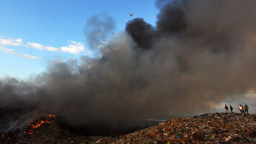 Gunung Sampah di TPA Antang Makassar Terbakar, Asap Membubung Tinggi - Bagian 2