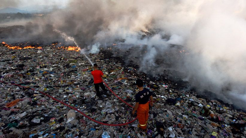Gunung Sampah di TPA Antang Makassar Terbakar, Asap Membubung Tinggi - Bagian 3