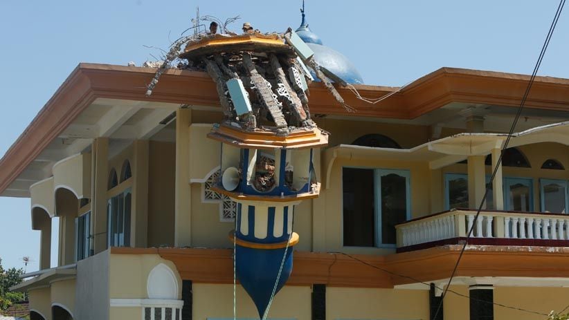 Warga Gotong Royong Memperbaiki Menara Masjid yang Rusak Akibat Gempa - Bagian 3