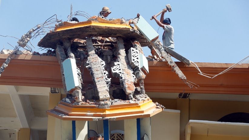 Warga Gotong Royong Memperbaiki Menara Masjid yang Rusak Akibat Gempa - Bagian 1