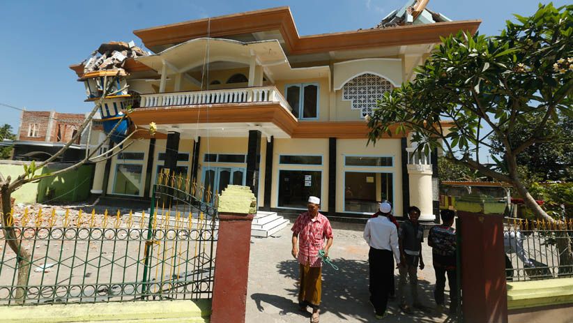 Warga Gotong Royong Memperbaiki Menara Masjid yang Rusak Akibat Gempa - Bagian 5