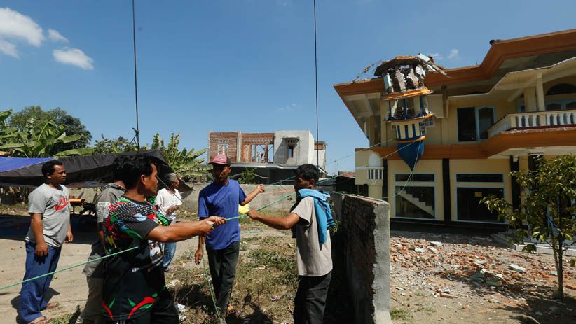 Warga Gotong Royong Memperbaiki Menara Masjid yang Rusak Akibat Gempa - Bagian 2