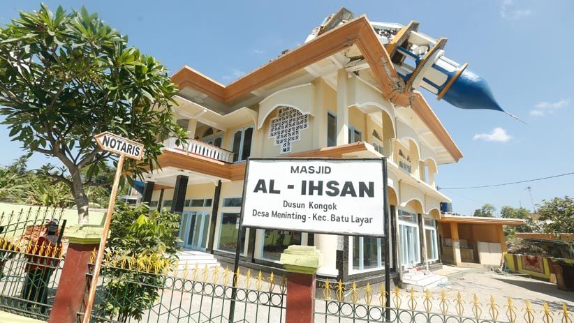 Warga Gotong Royong Memperbaiki Menara Masjid yang Rusak Akibat Gempa - Bagian 6