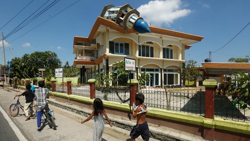 Warga Gotong Royong Memperbaiki Menara Masjid yang Rusak Akibat Gempa - Bagian 4