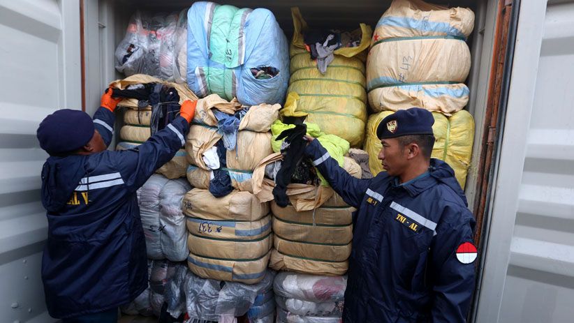 TNI AL Gagalkan Penyelundupan 25 Kontainer Pakaian Bekas dari China dan Taiwan - Bagian 3