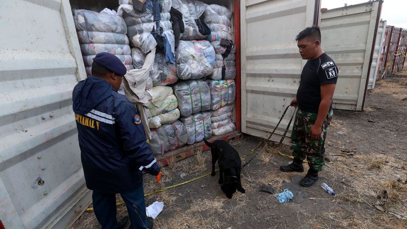 TNI AL Gagalkan Penyelundupan 25 Kontainer Pakaian Bekas dari China dan Taiwan - Bagian 2