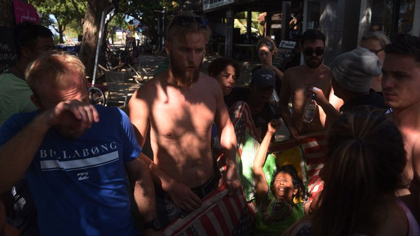 Tolak Dievakuasi, Bule-Bule di Gili Trawangan Bantu Penanganan Korban Gempa - Bagian 3