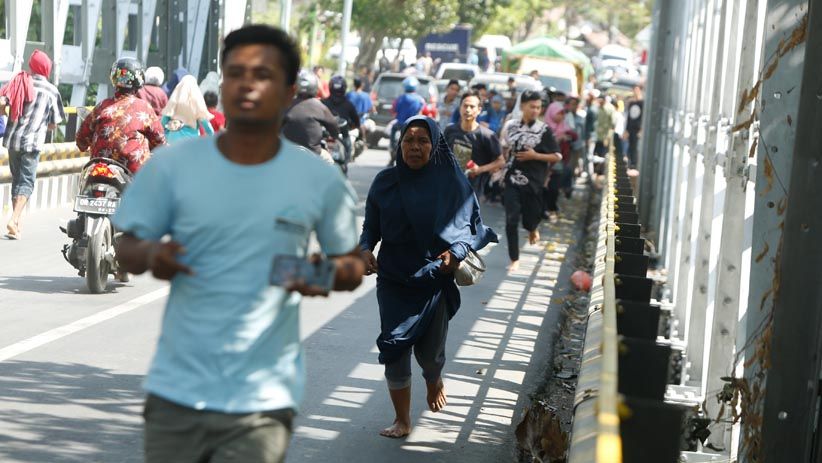 Gempa Bumi Susulan Berkekuatan 6,2 SR, Warga Panik Berhamburan ke Jalan - Bagian 4