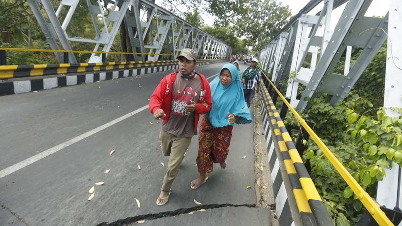 Gempa Bumi Susulan Berkekuatan 6,2 SR, Warga Panik Berhamburan ke Jalan - Bagian 2