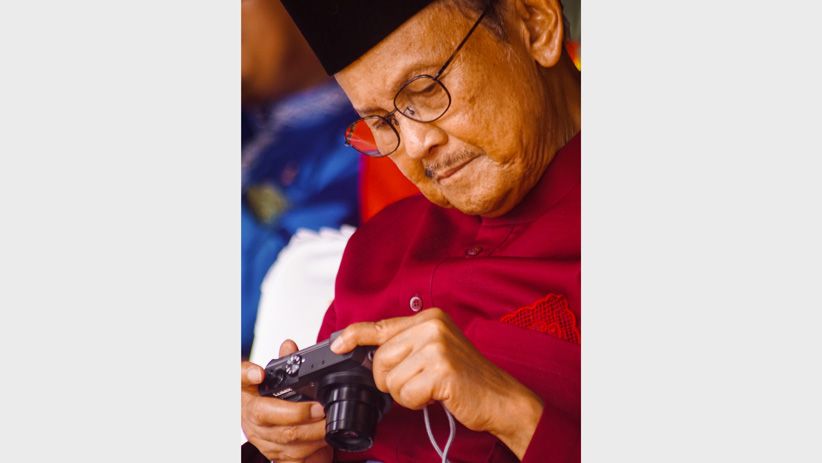 Gaya BJ Habibie Memotret Momen Peringatan HUT ke-61 Provinsi Riau - Bagian 3