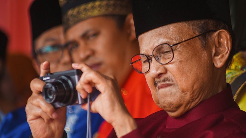 Gaya BJ Habibie Memotret Momen Peringatan HUT ke-61 Provinsi Riau - Bagian 2