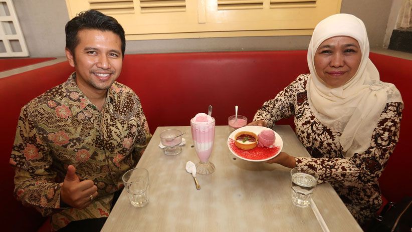 Khofifah-Emil Cicipi Es Krim Merah Putih Buatan Zangrandi - Bagian 1