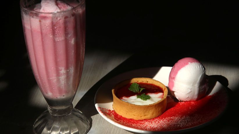 Khofifah-Emil Cicipi Es Krim Merah Putih Buatan Zangrandi - Bagian 4