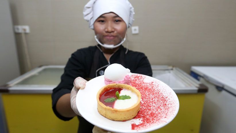 Khofifah-Emil Cicipi Es Krim Merah Putih Buatan Zangrandi - Bagian 3