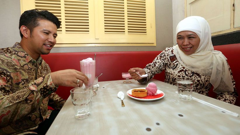 Khofifah-Emil Cicipi Es Krim Merah Putih Buatan Zangrandi - Bagian 2